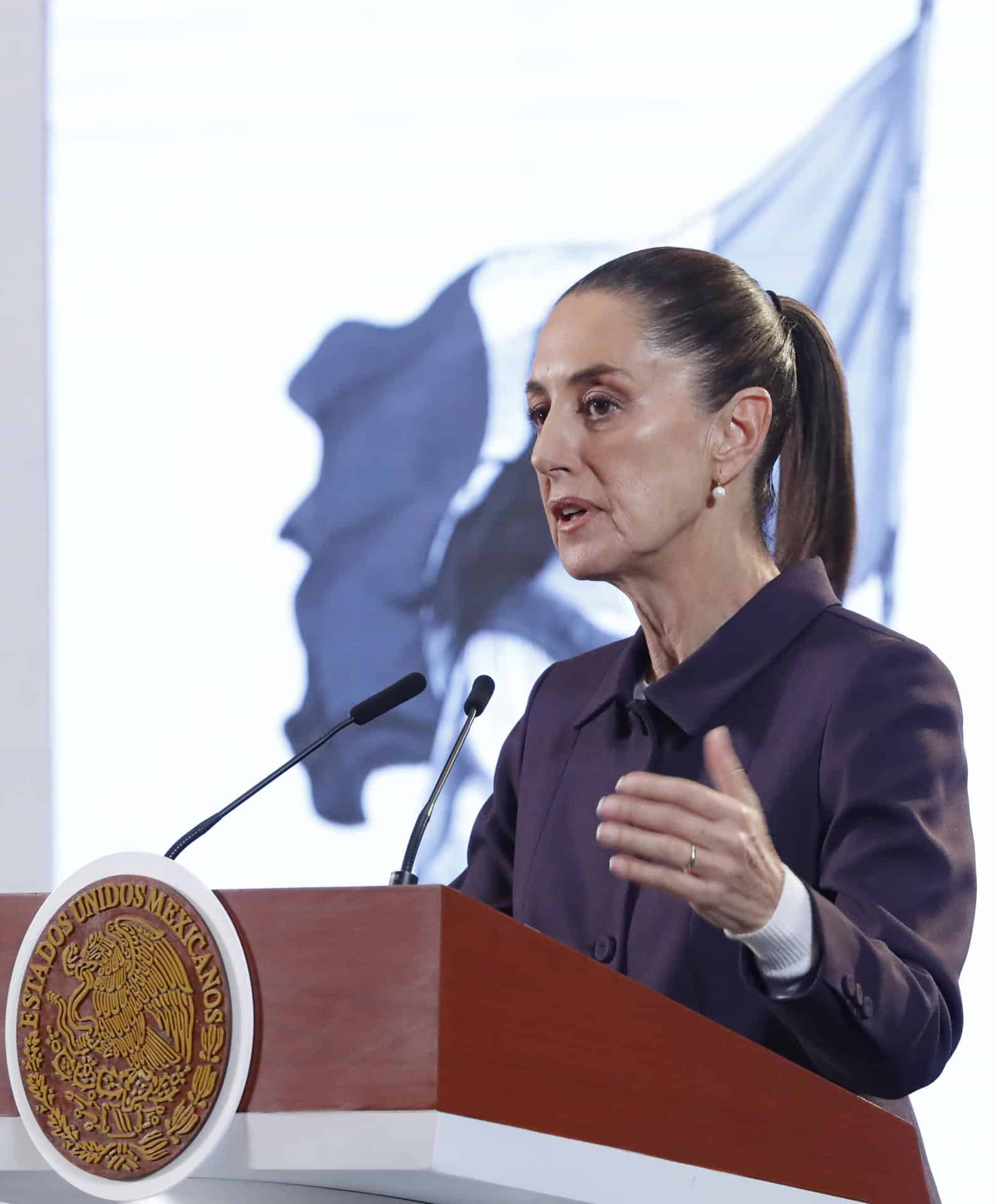 La presidenta de México, Claudia Sheinbaum, habla en su rueda de prensa este jueves, en el Palacio Nacional de la Ciudad de México (México). EFE/ Mario Guzmán