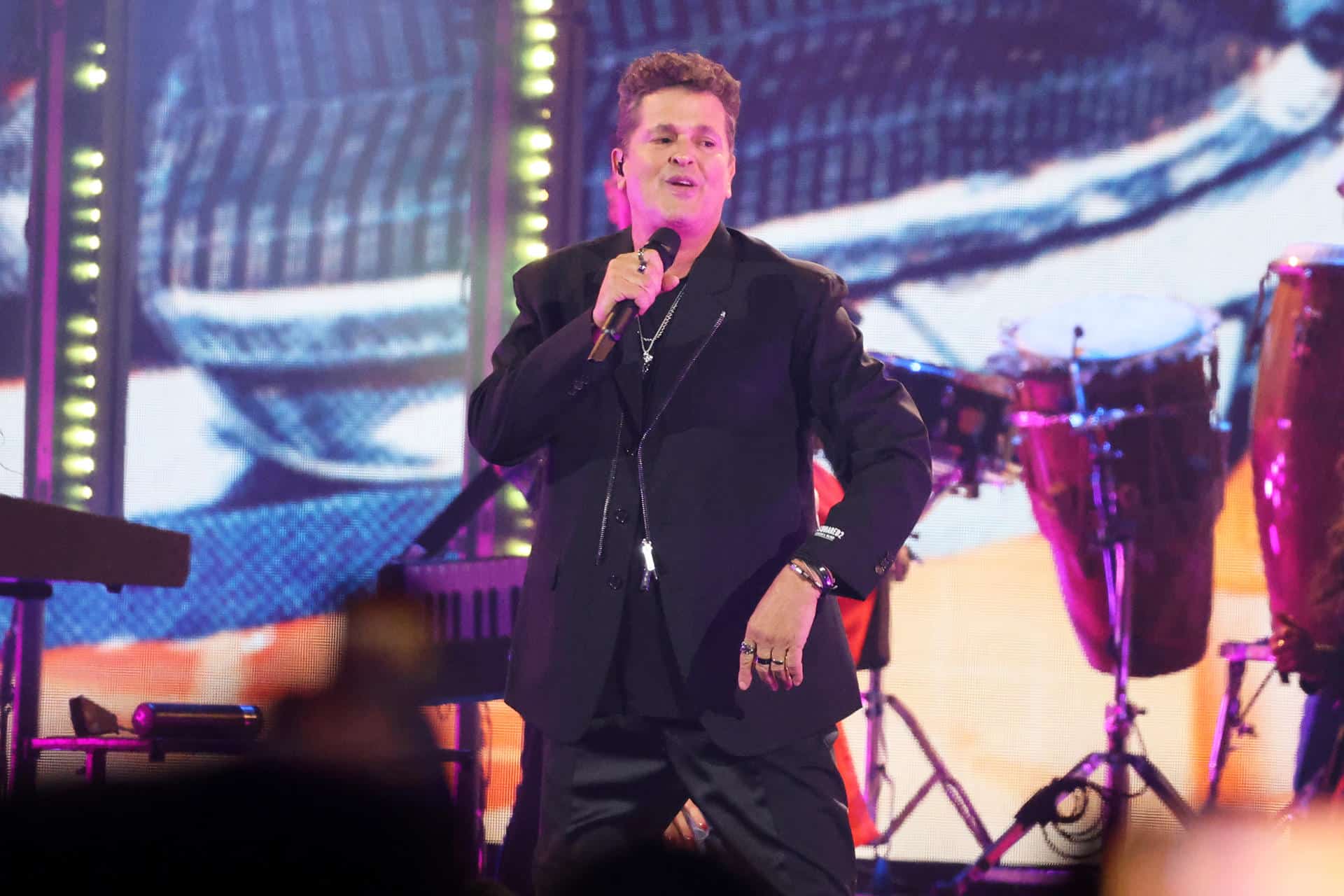 El artista colombiano, Carlos Vives, durante su presentación en el inicio de los Latin Grammy, en el Kaseya Center, en Miami (Estados Unidos). EFE/ Octavio Guzmán