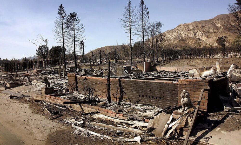 Imagen de archivo del área devastada por un incendio en el camping para casas móbiles de Oakridge, de Sylmar, este de Los Ángeles, California (EE.UU.). EFE/AL SEIB