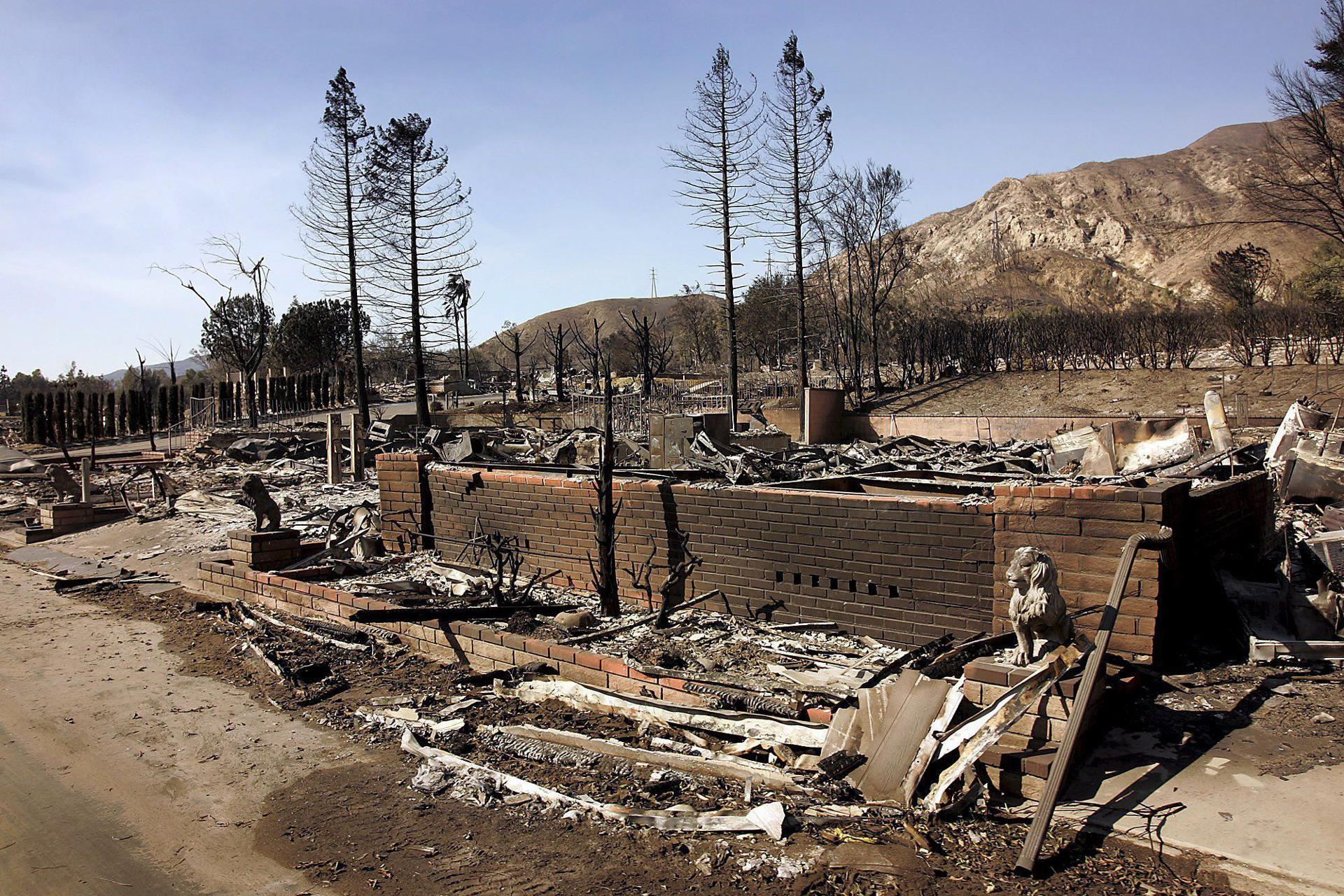 Imagen de archivo del área devastada por un incendio en el camping para casas móbiles de Oakridge, de Sylmar, este de Los Ángeles, California (EE.UU.). EFE/AL SEIB