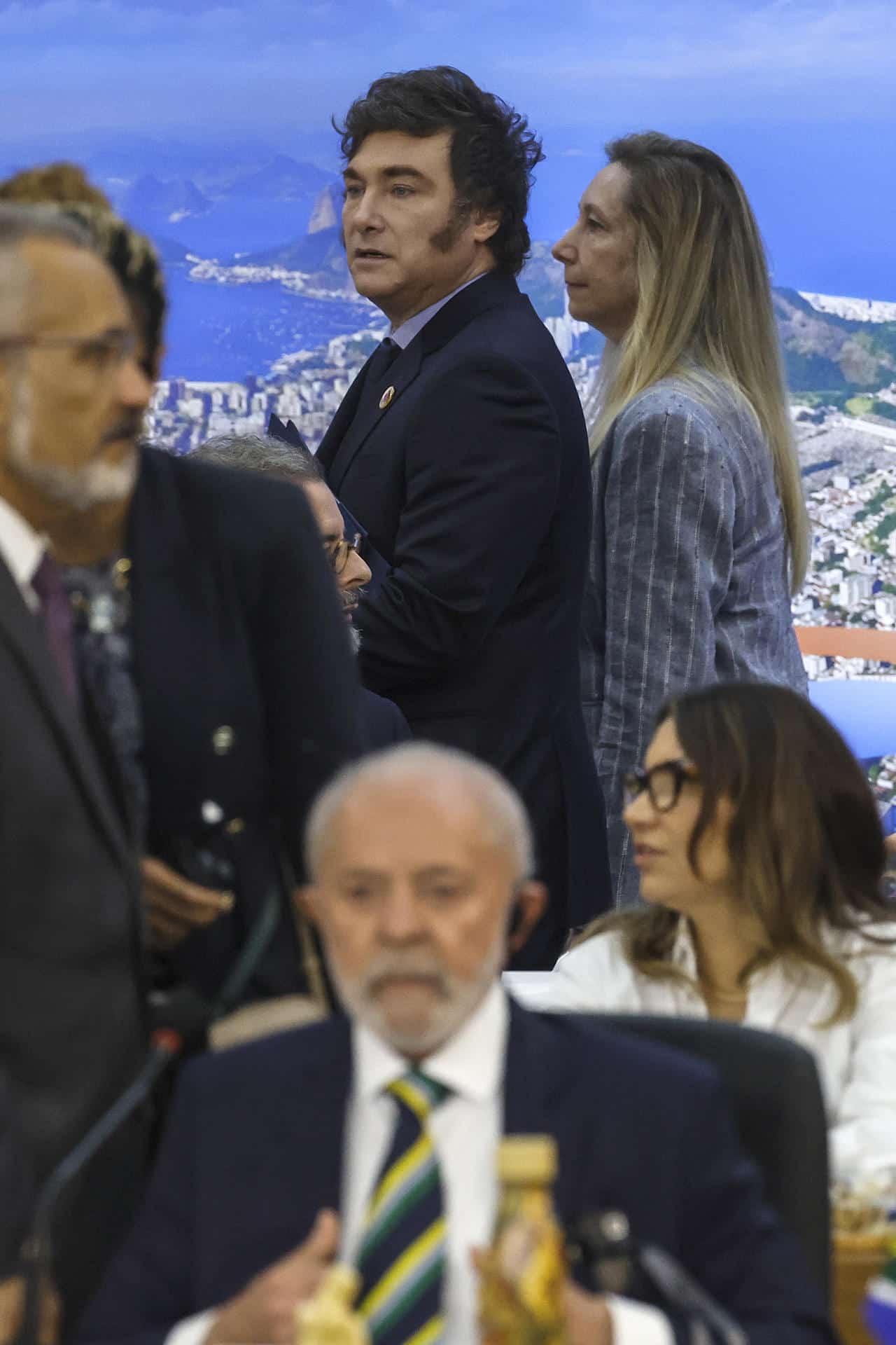 El presidente de Argentina, Javier Milei (arriba), camina atrás del presidente de Brasil, Luiz Inácio Lula da Silva, durante la apertura de la Cumbre de jefes de Estado del G20 que comenzó este lunes en Río de Janeiro. EFE/ Antonio Lacerda