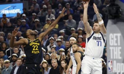 El escolta de los Dallas Mavericks, Luka Doncic (D), en una imagen de archivo. EFE/EPA/JOHN G. MABANGLO