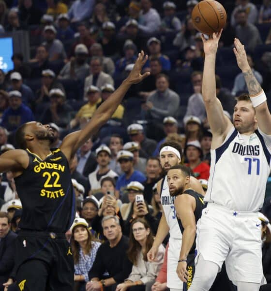 El escolta de los Dallas Mavericks, Luka Doncic (D), en una imagen de archivo. EFE/EPA/JOHN G. MABANGLO