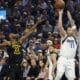 El escolta de los Dallas Mavericks, Luka Doncic (D), en una imagen de archivo. EFE/EPA/JOHN G. MABANGLO