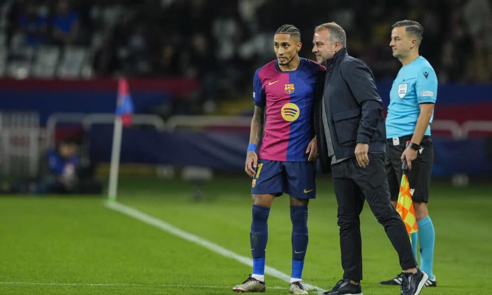 El delantero brasileño del FC Barcelona Raphinha, recibe indicaciones del técnico blaugrana, el alemán Hansi Flick. EFE / Alejandro García.