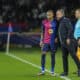 El delantero brasileño del FC Barcelona Raphinha, recibe indicaciones del técnico blaugrana, el alemán Hansi Flick. EFE / Alejandro García.