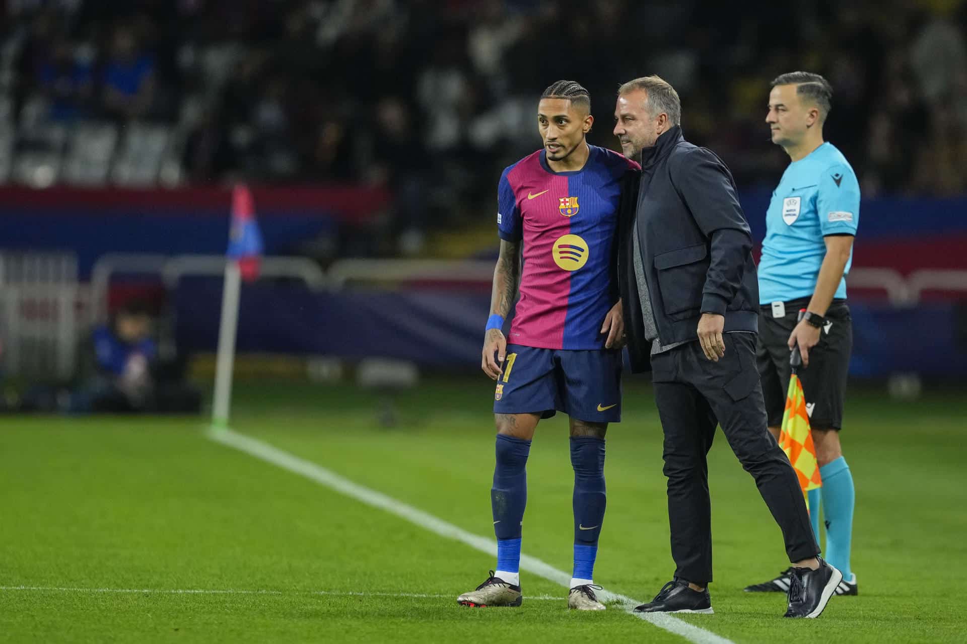 El delantero brasileño del FC Barcelona Raphinha, recibe indicaciones del técnico blaugrana, el alemán Hansi Flick. EFE / Alejandro García.