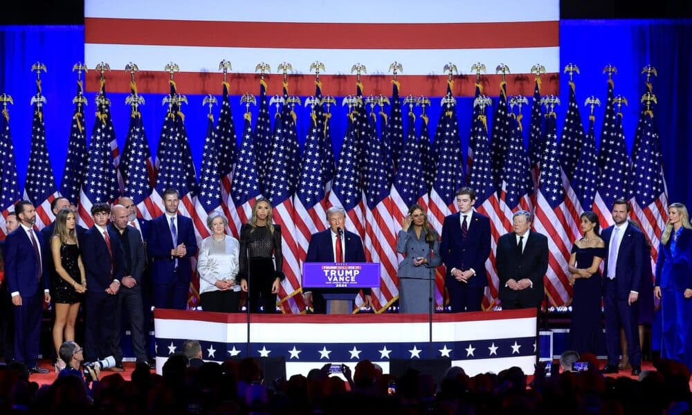 El candidato republicano a la Presidencia estadounidense, Donald Trump, se dirige a sus seguidores en el Centro de Convenciones de West Palm Beach, en Florida, el 6 de noviembre de 2024. EFE/EPA/CRISTOBAL HERRERA-ULASHKEVICH