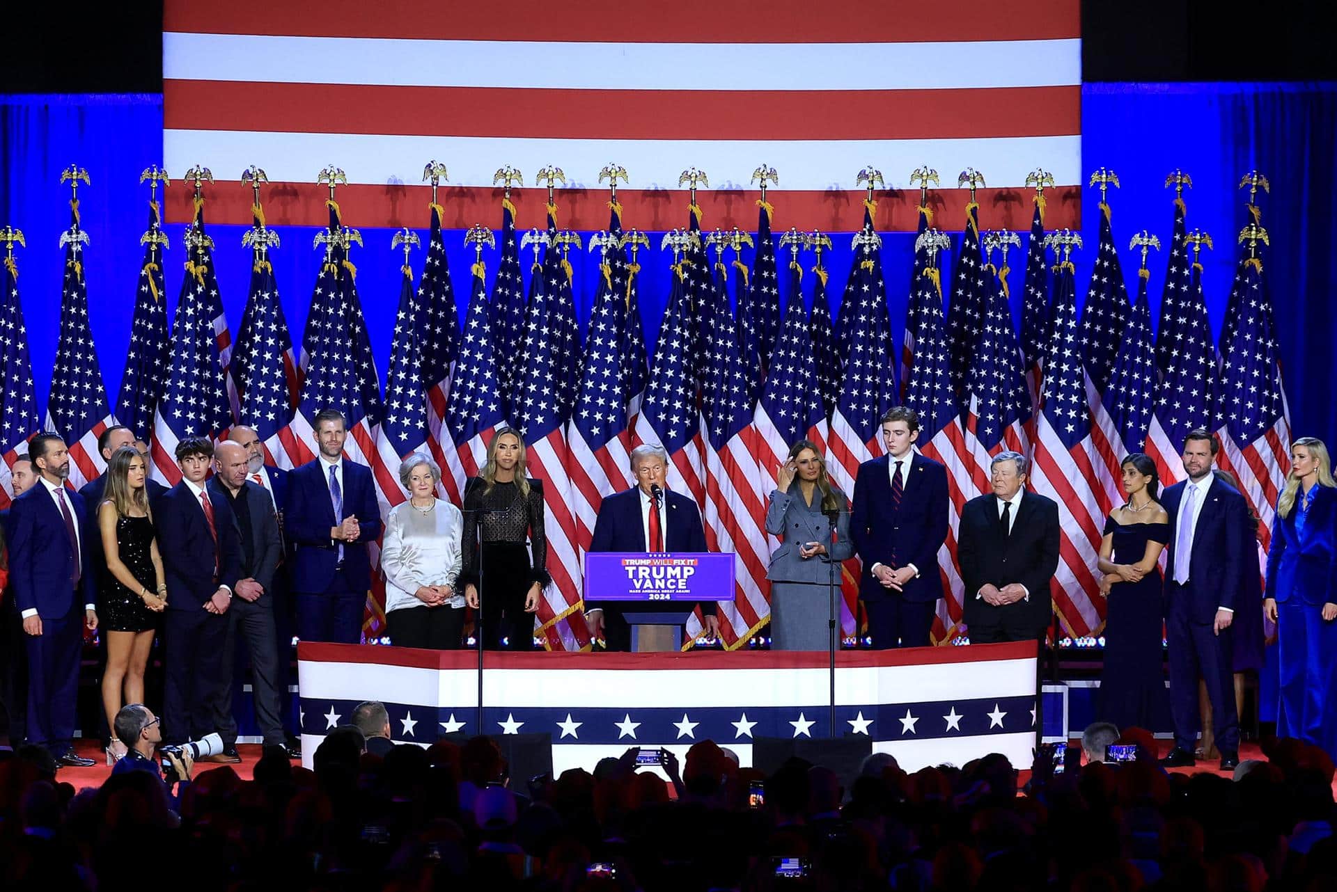 El candidato republicano a la Presidencia estadounidense, Donald Trump, se dirige a sus seguidores en el Centro de Convenciones de West Palm Beach, en Florida, el 6 de noviembre de 2024. EFE/EPA/CRISTOBAL HERRERA-ULASHKEVICH