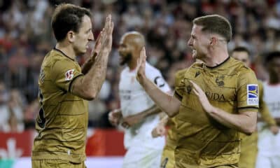 El capitán de la Real Sociedad, Mikel Oyarzabal (izda), celebra con su compañero Zubimendi el segundo gol conseguido ante el Sevilla FC, durante el partido de LaLiga que les enfrentó en el estadio Sánchez Pizjuán de Sevilla este domingo. EFE/José Manuel Vidal