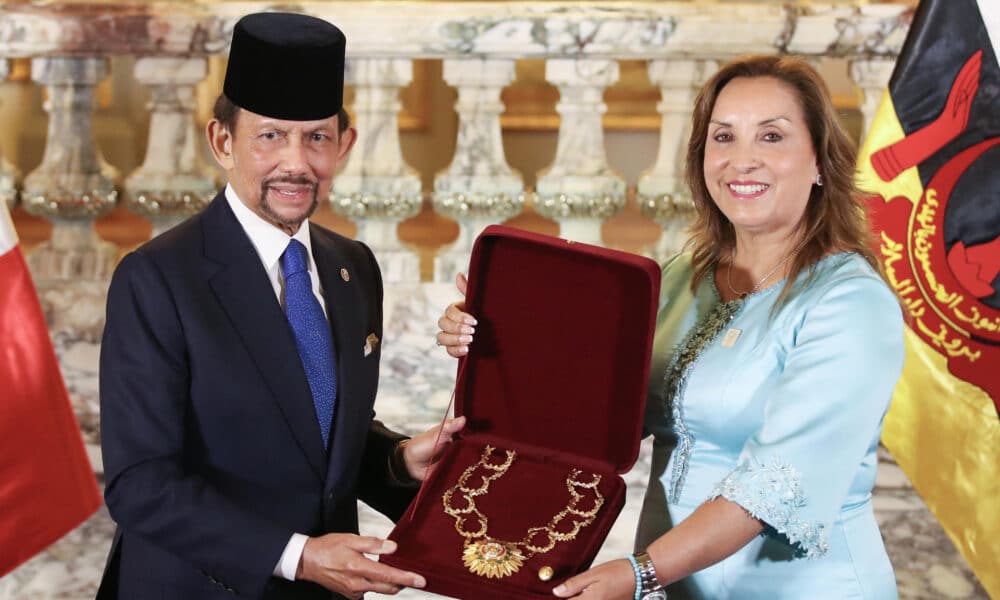 La presidenta de Perú, Dina Boluarte, entrega al sultán de Brunéi, Haji Hassanal Bolkiah, el Gran Collar de la Orden del Sol del Perú, después de la firma de un memorándum este martes en Lima (Perú). EFE/ Paolo Aguilar