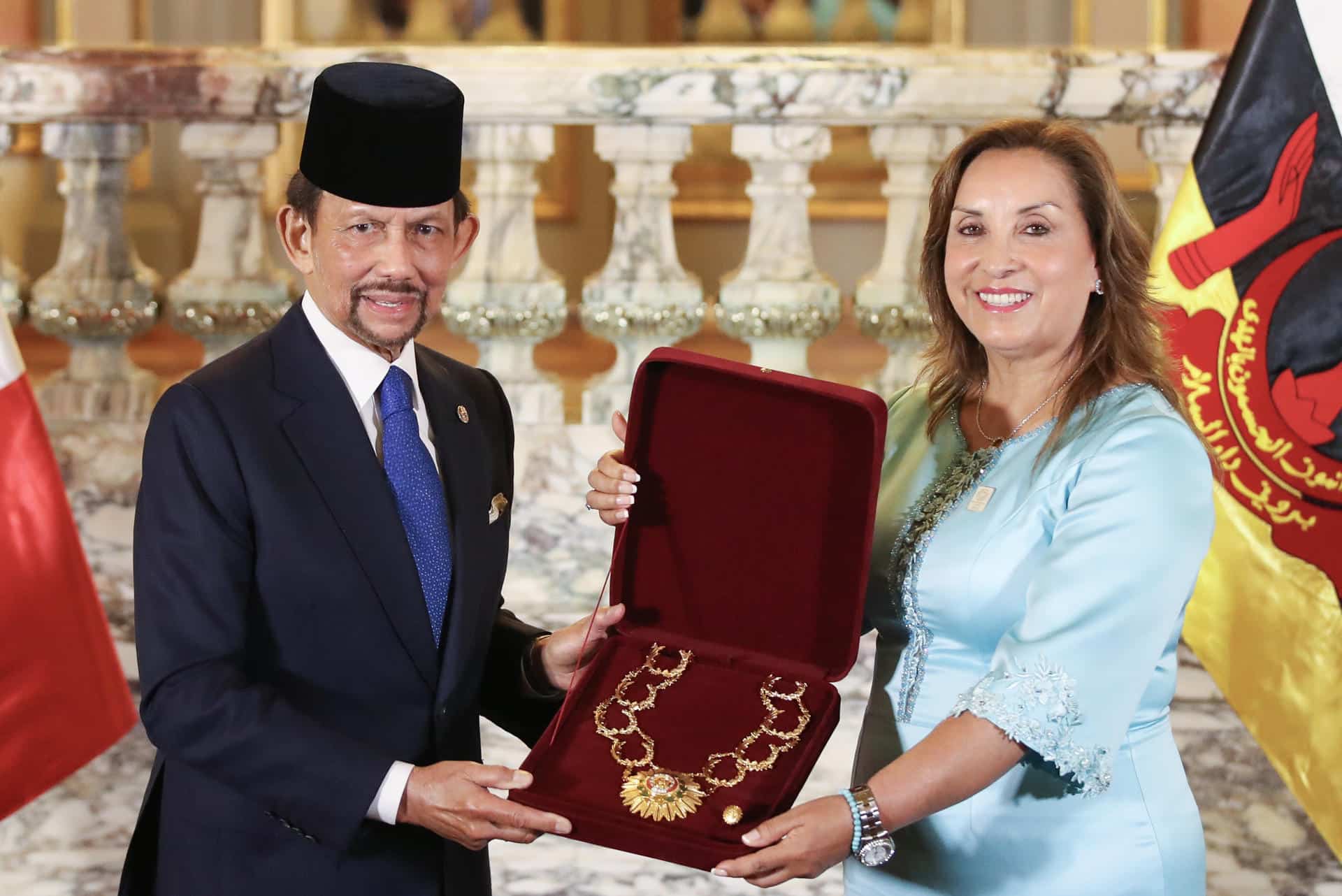 La presidenta de Perú, Dina Boluarte, entrega al sultán de Brunéi, Haji Hassanal Bolkiah, el Gran Collar de la Orden del Sol del Perú, después de la firma de un memorándum este martes en Lima (Perú). EFE/ Paolo Aguilar