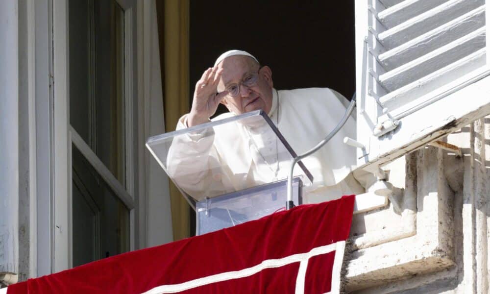 El papa Francisco dirigiendo la oración del Ángelus desde la ventana de su oficina con vista a la Plaza de San Pedro en la Ciudad del Vaticano, el 1 de noviembre de 2024. EFE/EPA/VATICAN MEDIA HANDOUT HANDOUT EDITORIAL USE ONLY/NO SALES