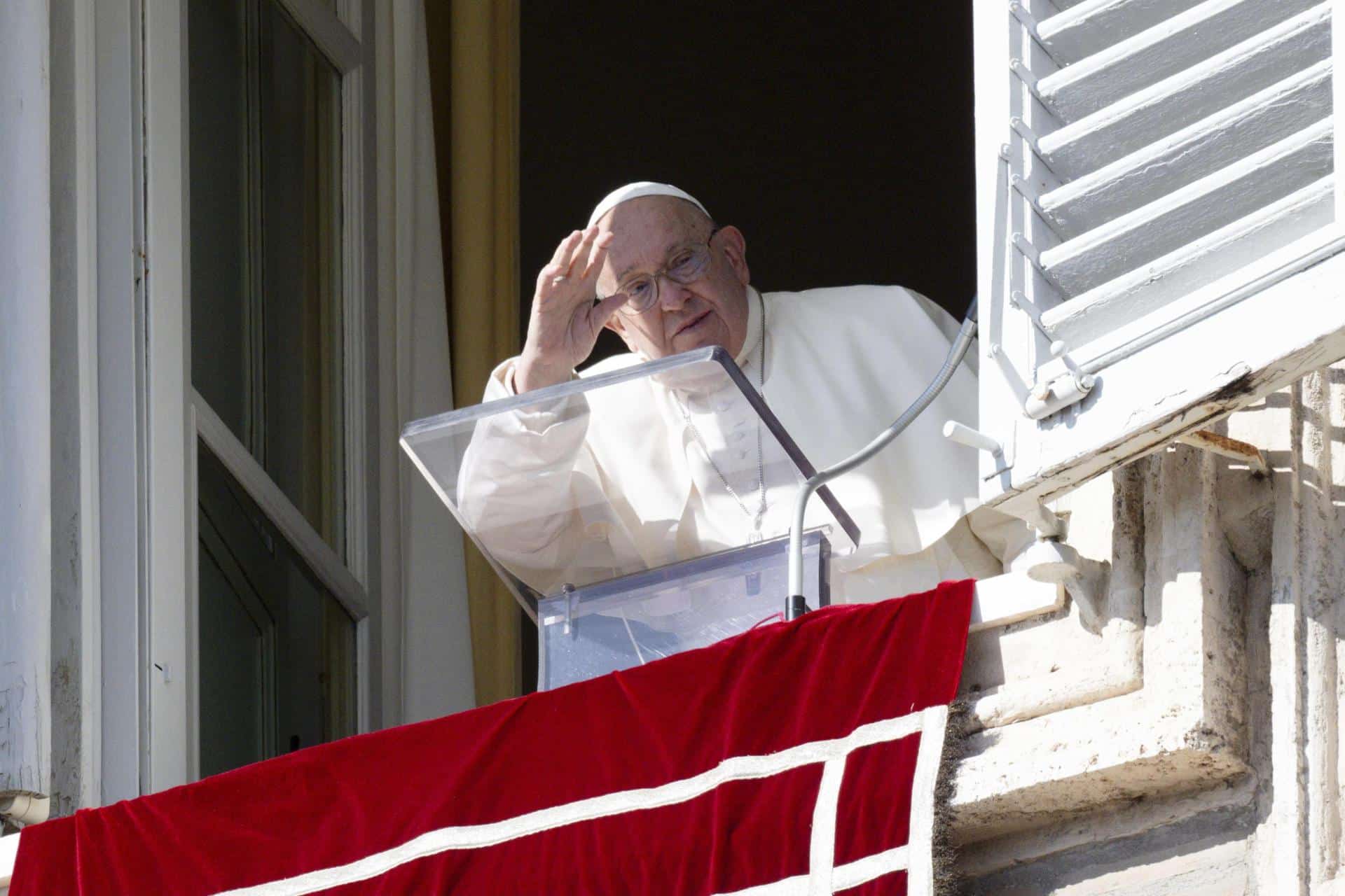 El papa Francisco dirigiendo la oración del Ángelus desde la ventana de su oficina con vista a la Plaza de San Pedro en la Ciudad del Vaticano, el 1 de noviembre de 2024. EFE/EPA/VATICAN MEDIA HANDOUT HANDOUT EDITORIAL USE ONLY/NO SALES