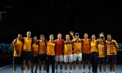 Integrantes del equipo neerlandés de tenis celebran su pase a la final de la Copa Davis tras derrotar a la selección de Alemania EFE/Daniel Pérez.