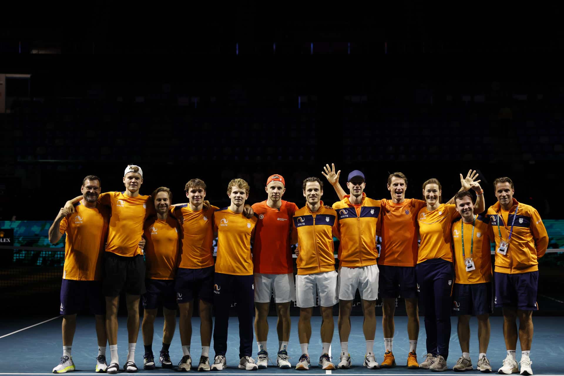 Integrantes del equipo neerlandés de tenis celebran su pase a la final de la Copa Davis tras derrotar a la selección de Alemania EFE/Daniel Pérez.