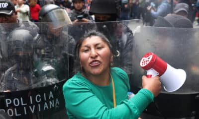 AME7211. LA PAZ (BOLIVIA), 14/11/2024.- Una simpatizante del expresidente Evo Morales (2006-2019), grita arengas durante una protesta este jueves en La Paz (Bolivia). La Policía de Bolivia detuvo en las últimas horas a dos dirigentes cercanos al expresidente Evo Morales y busca a otros dos por los perjuicios causados en los 24 días de bloqueos de carreteras cumplidos por los seguidores del también líder oficialista en su defensa. EFE/Luis Gandarillas