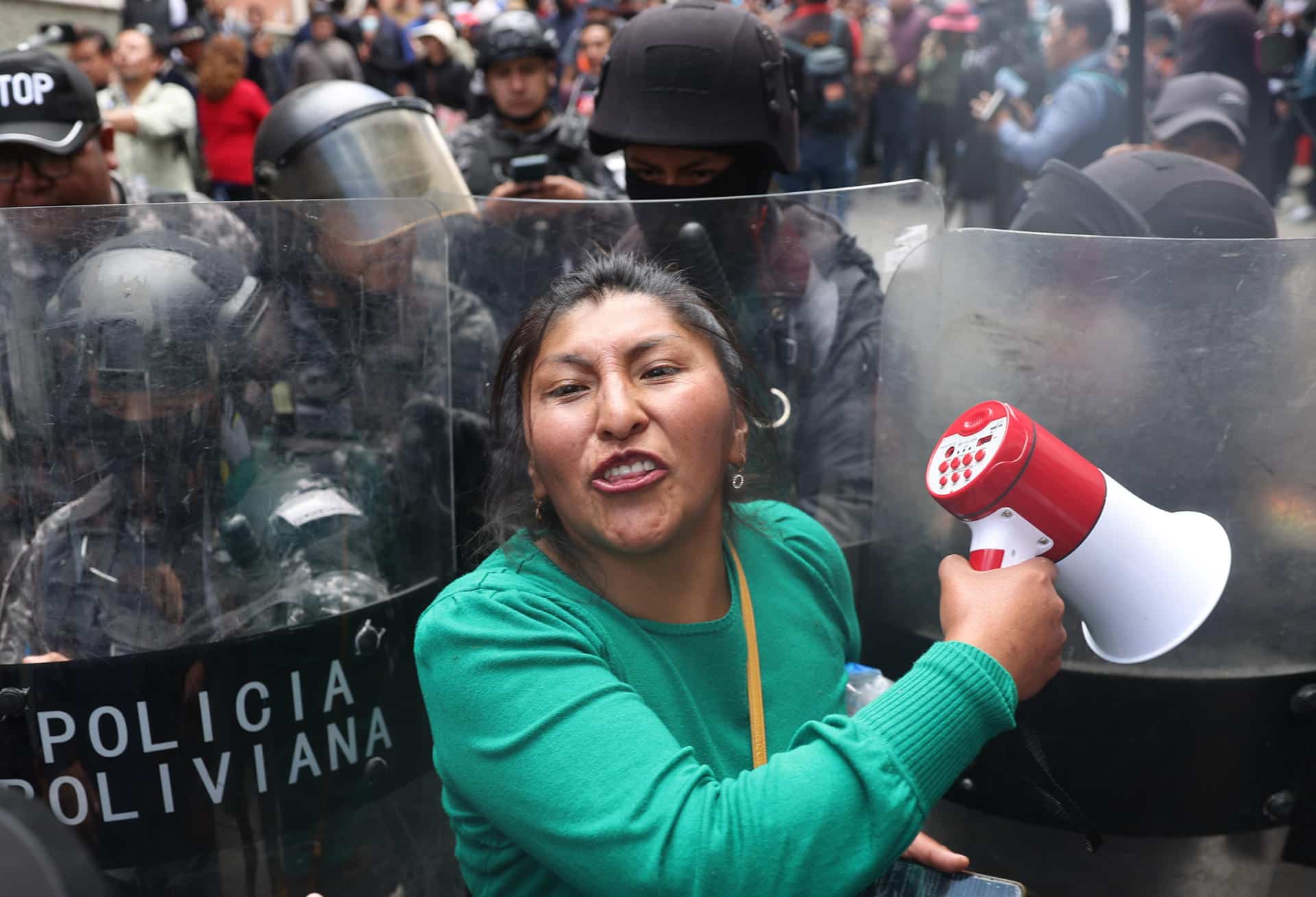 AME7211. LA PAZ (BOLIVIA), 14/11/2024.- Una simpatizante del expresidente Evo Morales (2006-2019), grita arengas durante una protesta este jueves en La Paz (Bolivia). La Policía de Bolivia detuvo en las últimas horas a dos dirigentes cercanos al expresidente Evo Morales y busca a otros dos por los perjuicios causados en los 24 días de bloqueos de carreteras cumplidos por los seguidores del también líder oficialista en su defensa. EFE/Luis Gandarillas