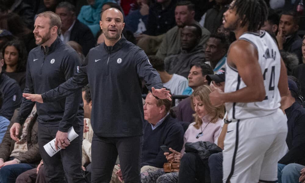 El español Jordi Hernández (c) entrenador de Brooklyn reacciona durante el partido ante Boston Celtics, disputado en el Barclays Center en NuevaYork (Estados Unidos) EFE/ Angel Colmenares.