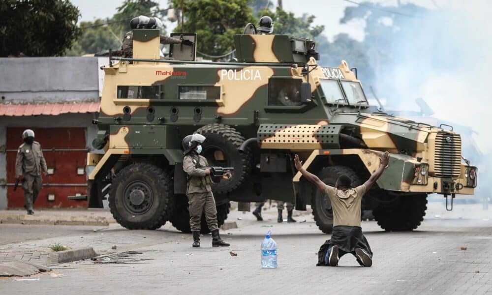 Un manifestante protesta durante una huelga convocada por el Partido Optimista para el Desarrollo de Mozambique (Podemos) en Maputo, Mozambique, 07 de noviembre de 2024. Según el Consejo Constitucional, el Partido Optimista para el Desarrollo de Mozambique (Podemos) ocupó el segundo lugar con el 20 por ciento de los votos en las elecciones generales, que se celebraron el 09 de octubre de 2024. Los resultados de las elecciones, anunciados el 24 de octubre de 2024 por el Consejo Constitucional, no fueron reconocidos por el partido Pedemos. (Protestas) EFE/EPA/LUISA NHANTUMBO