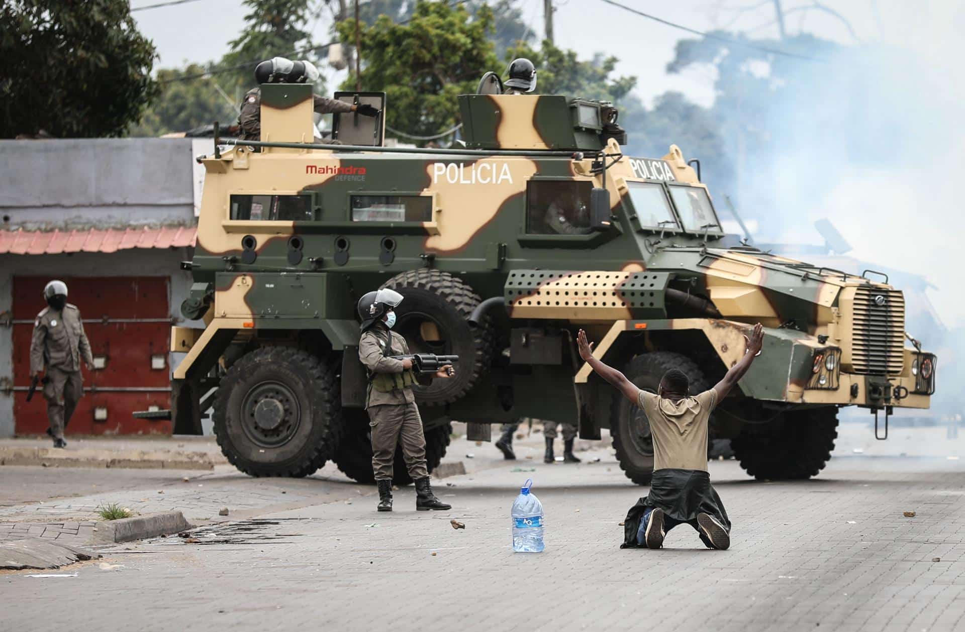 Un manifestante protesta durante una huelga convocada por el Partido Optimista para el Desarrollo de Mozambique (Podemos) en Maputo, Mozambique, 07 de noviembre de 2024. Según el Consejo Constitucional, el Partido Optimista para el Desarrollo de Mozambique (Podemos) ocupó el segundo lugar con el 20 por ciento de los votos en las elecciones generales, que se celebraron el 09 de octubre de 2024. Los resultados de las elecciones, anunciados el 24 de octubre de 2024 por el Consejo Constitucional, no fueron reconocidos por el partido Pedemos. (Protestas) EFE/EPA/LUISA NHANTUMBO