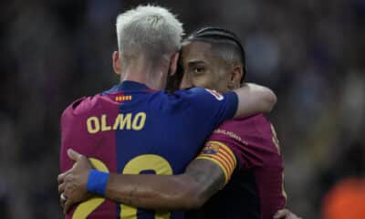 El extremo del Barcelona Raphael Dias Belloli 'Raphinha' (d) es felicitado por su compañero Dani Olmo después de marcar el 2-0 durante el partido de LaLiga que enfrentó al FC Barcelona contra el Espanyol. EFE/ Enric Fontcuberta