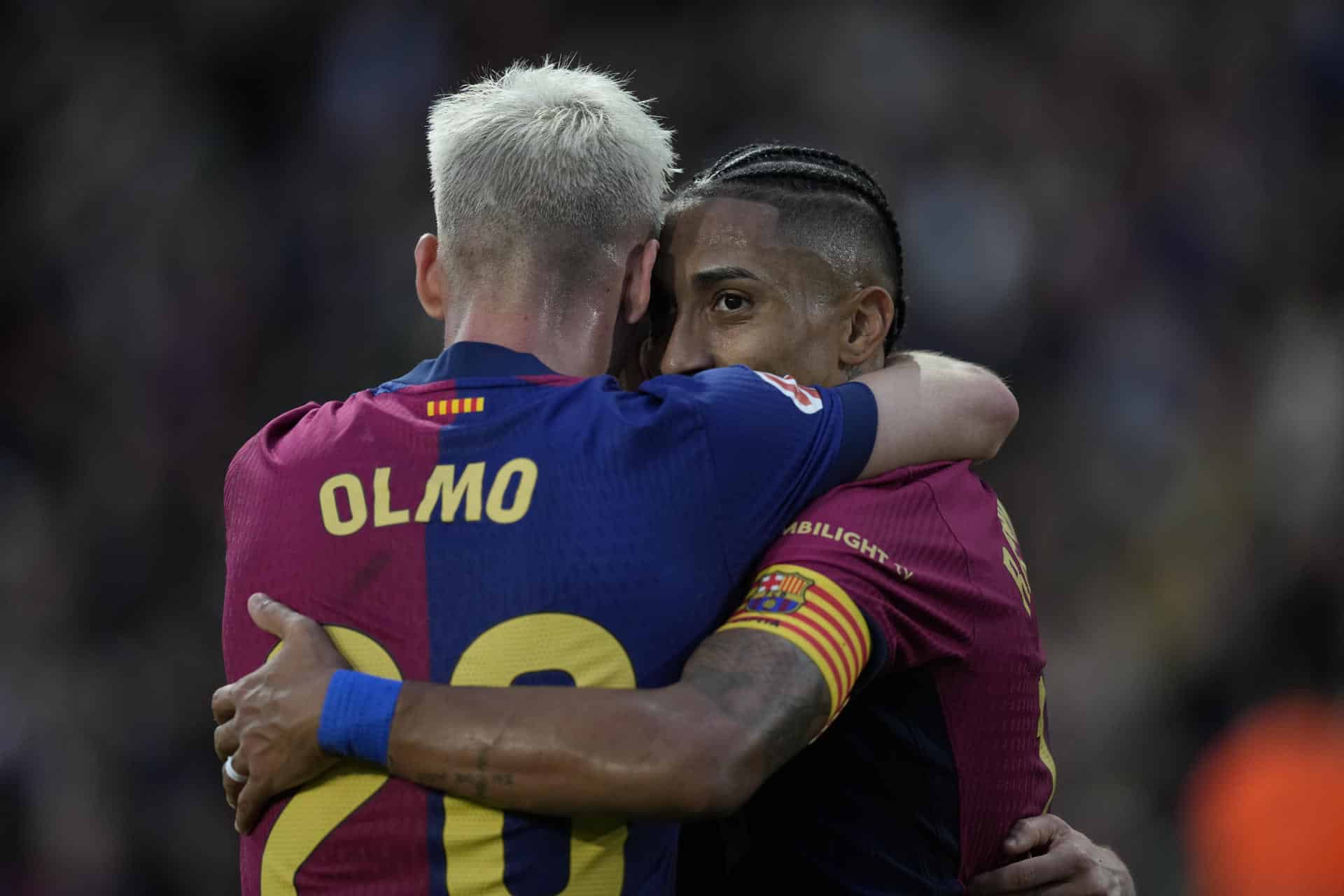 El extremo del Barcelona Raphael Dias Belloli 'Raphinha' (d) es felicitado por su compañero Dani Olmo después de marcar el 2-0 durante el partido de LaLiga que enfrentó al FC Barcelona contra el Espanyol. EFE/ Enric Fontcuberta