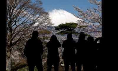 Varios turistas toman fotos del Monte Fuji, el pico más alto de Japón, en Gotemba, en la prefectura de Shuzuoka, en el centro del país, en una imagen de archivo. EFE/ Kimimasa Mayama