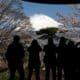 Varios turistas toman fotos del Monte Fuji, el pico más alto de Japón, en Gotemba, en la prefectura de Shuzuoka, en el centro del país, en una imagen de archivo. EFE/ Kimimasa Mayama