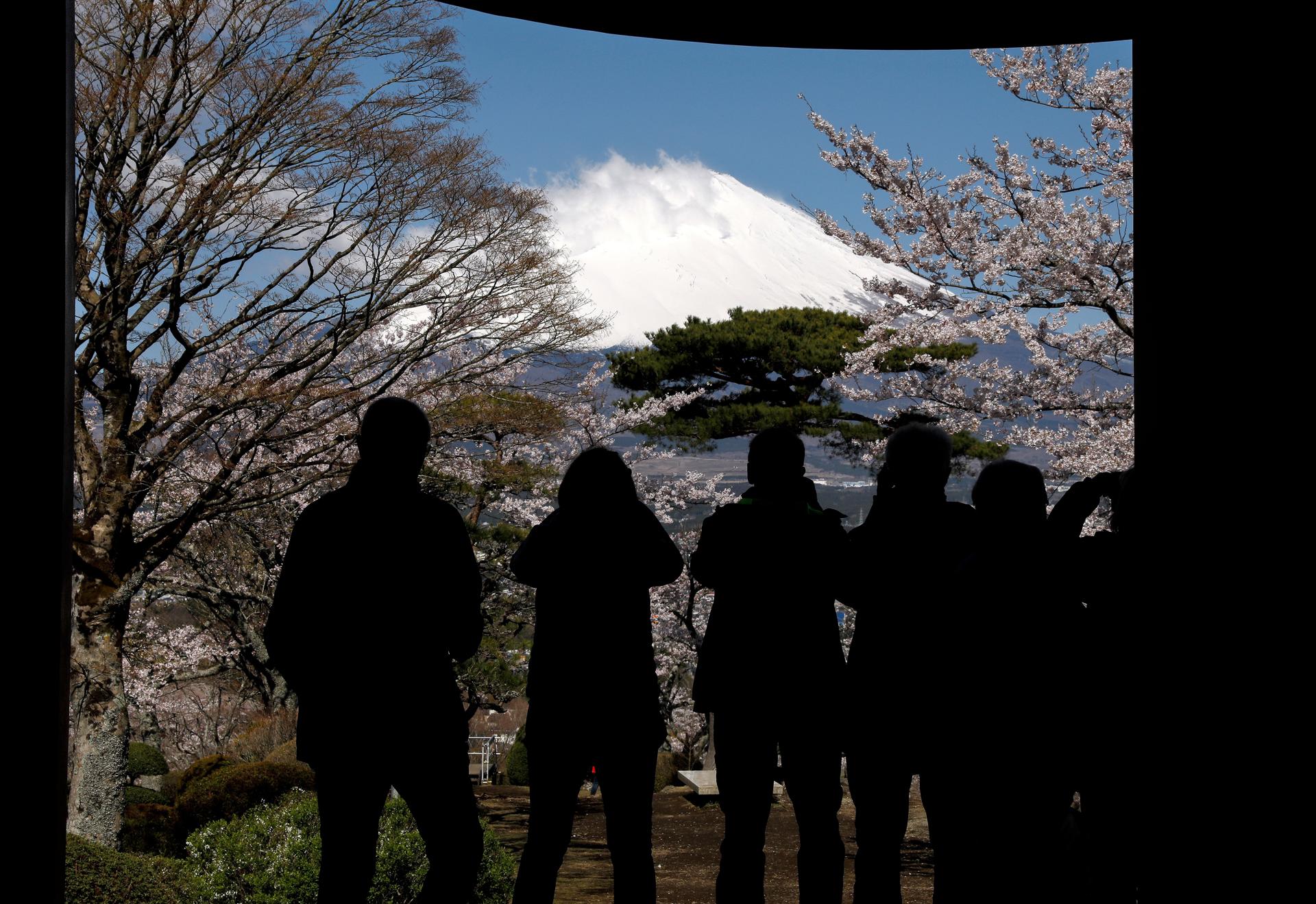 Varios turistas toman fotos del Monte Fuji, el pico más alto de Japón, en Gotemba, en la prefectura de Shuzuoka, en el centro del país, en una imagen de archivo. EFE/ Kimimasa Mayama