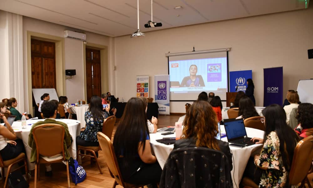 Fotografía cedida por la Organización Internacional para las Migraciones (OIM) del seminario 'Movilidad Humana, Cambio Climático y Degradación Ambiental', este miércoles en Santiago (Chile). Representantes del Gobierno de Chile, Naciones Unidas, la academia y la sociedad civil se reunieron este miércoles en Santiago en el seminario 'Movilidad Humana, Cambio Climático y Degradación Ambiental' para estudiar cómo abordar la migración climática en Chile, país que experimentó cerca de 40.000 desplazamientos internos por esta razón entre 2016 y 2022. EFE/Organización Internacional para las Migraciones