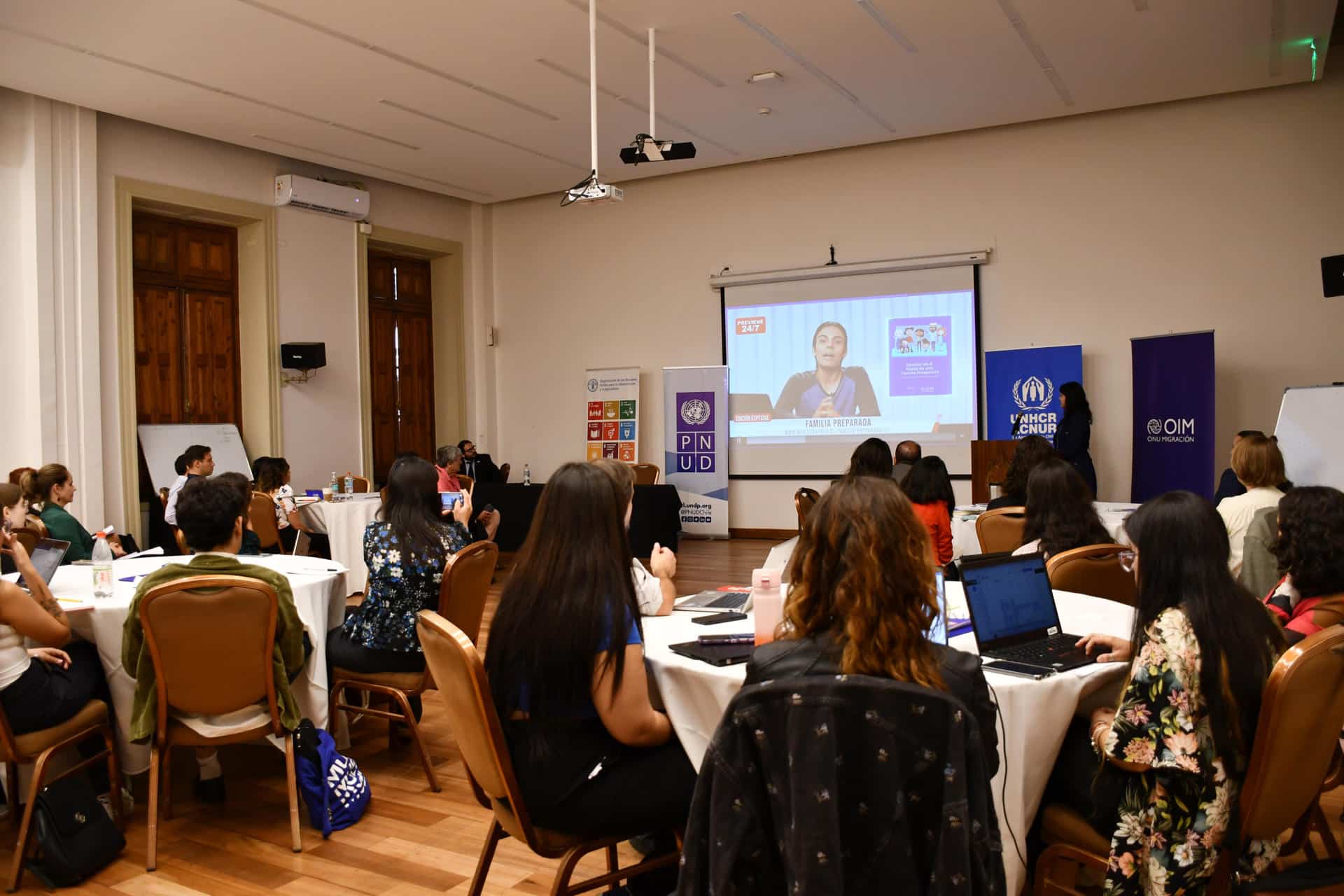 Fotografía cedida por la Organización Internacional para las Migraciones (OIM) del seminario 'Movilidad Humana, Cambio Climático y Degradación Ambiental', este miércoles en Santiago (Chile). Representantes del Gobierno de Chile, Naciones Unidas, la academia y la sociedad civil se reunieron este miércoles en Santiago en el seminario 'Movilidad Humana, Cambio Climático y Degradación Ambiental' para estudiar cómo abordar la migración climática en Chile, país que experimentó cerca de 40.000 desplazamientos internos por esta razón entre 2016 y 2022. EFE/Organización Internacional para las Migraciones