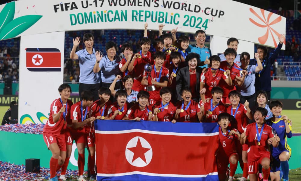 Jugadoras de Corea del Norte posan con el trofeo al ganar la Copa Mundial Femenina sub-17 ante España. EFE/ Orlando Barría