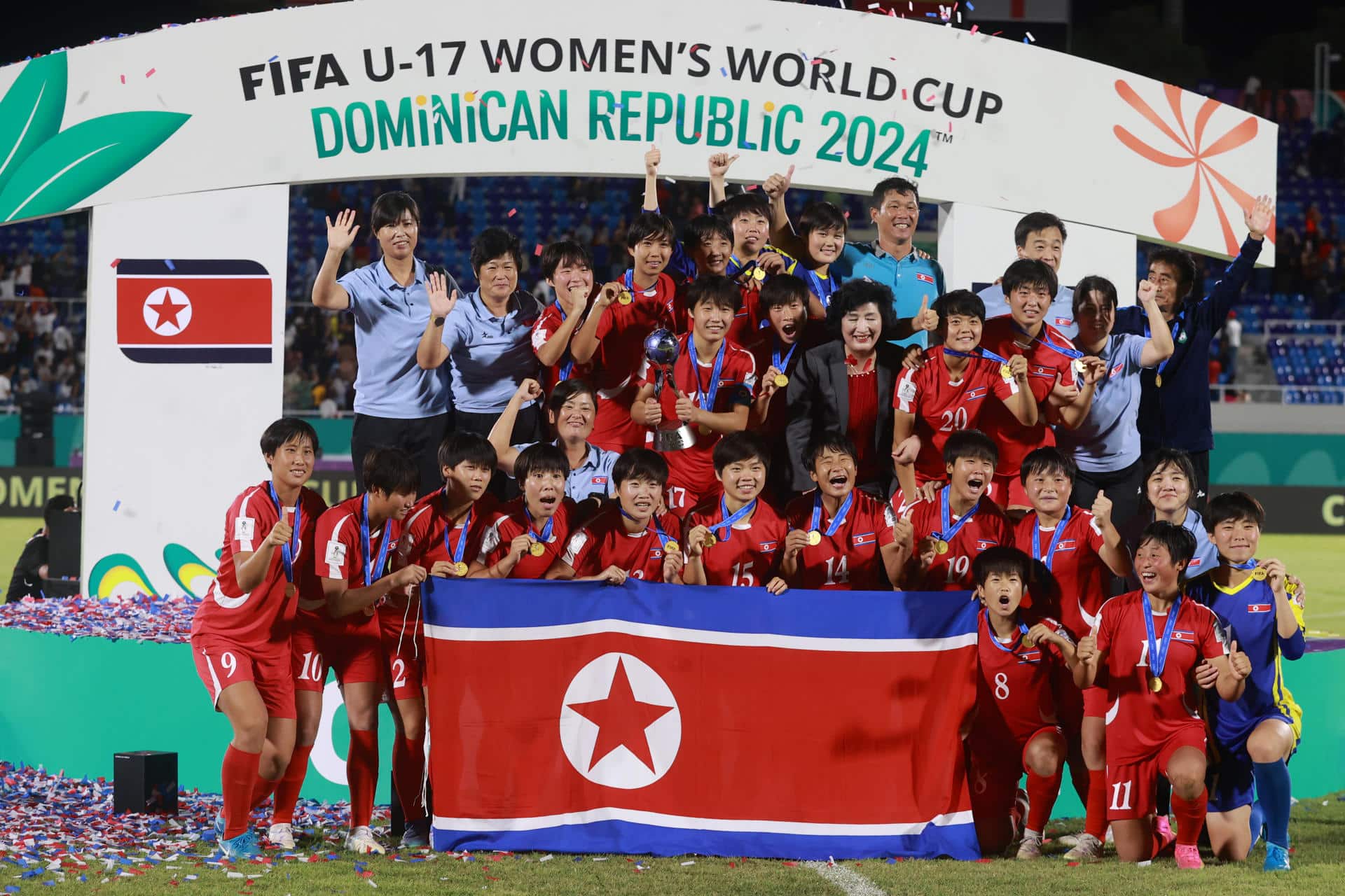 Jugadoras de Corea del Norte posan con el trofeo al ganar la Copa Mundial Femenina sub-17 ante España. EFE/ Orlando Barría