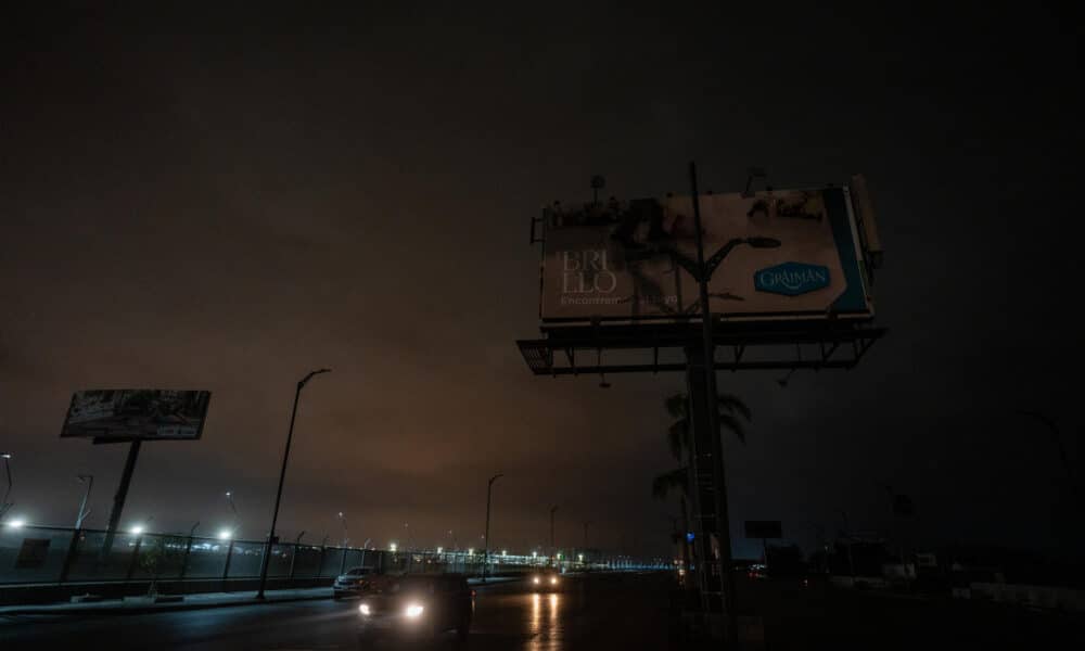 Fotografía de un sector sin luz en Guayaquil (Ecuador). EFE/ Mauricio Torres