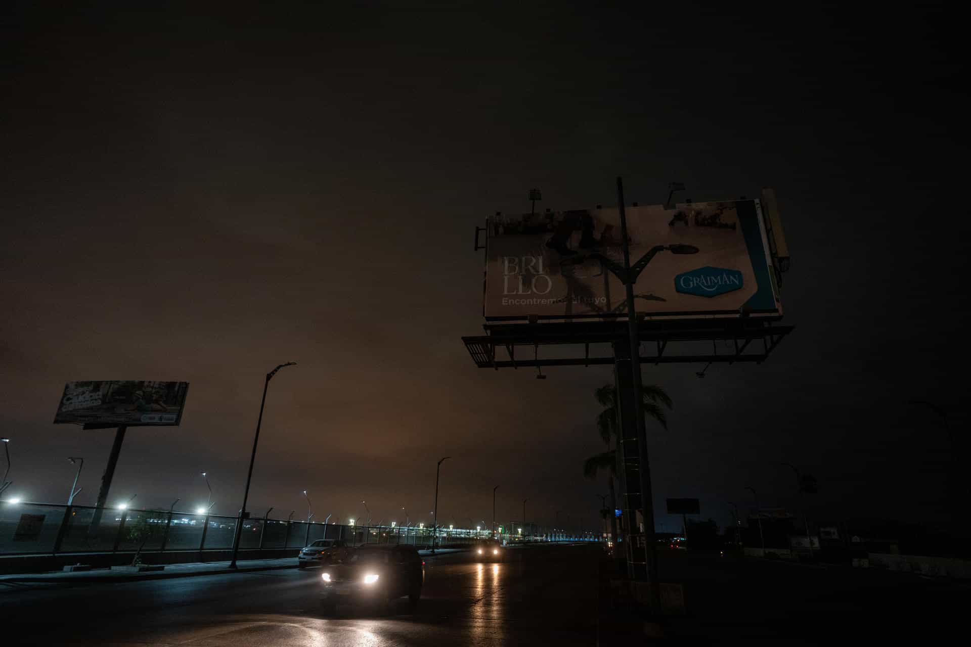 Fotografía de un sector sin luz en Guayaquil (Ecuador). EFE/ Mauricio Torres