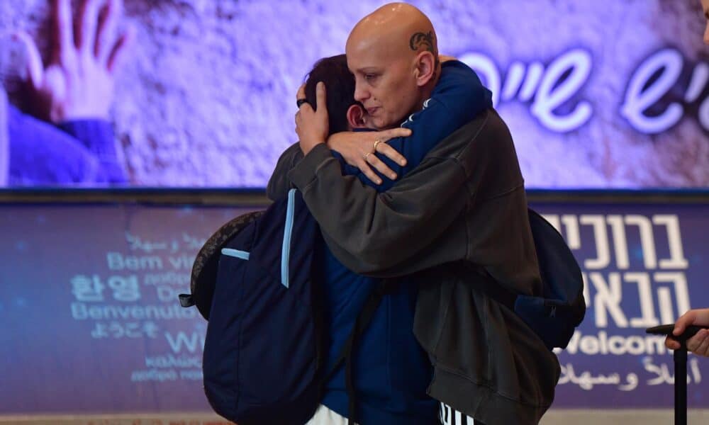 Fotografía de algunos aficionados israelíes del Club de Fútbol Maccabi Tel Aviv llegan de Ámsterdam al aeropuerto Ben Gurion en Tel Aviv, Israel, el 8 de noviembre de 2024. EFE/AVSHALOM SASSONI