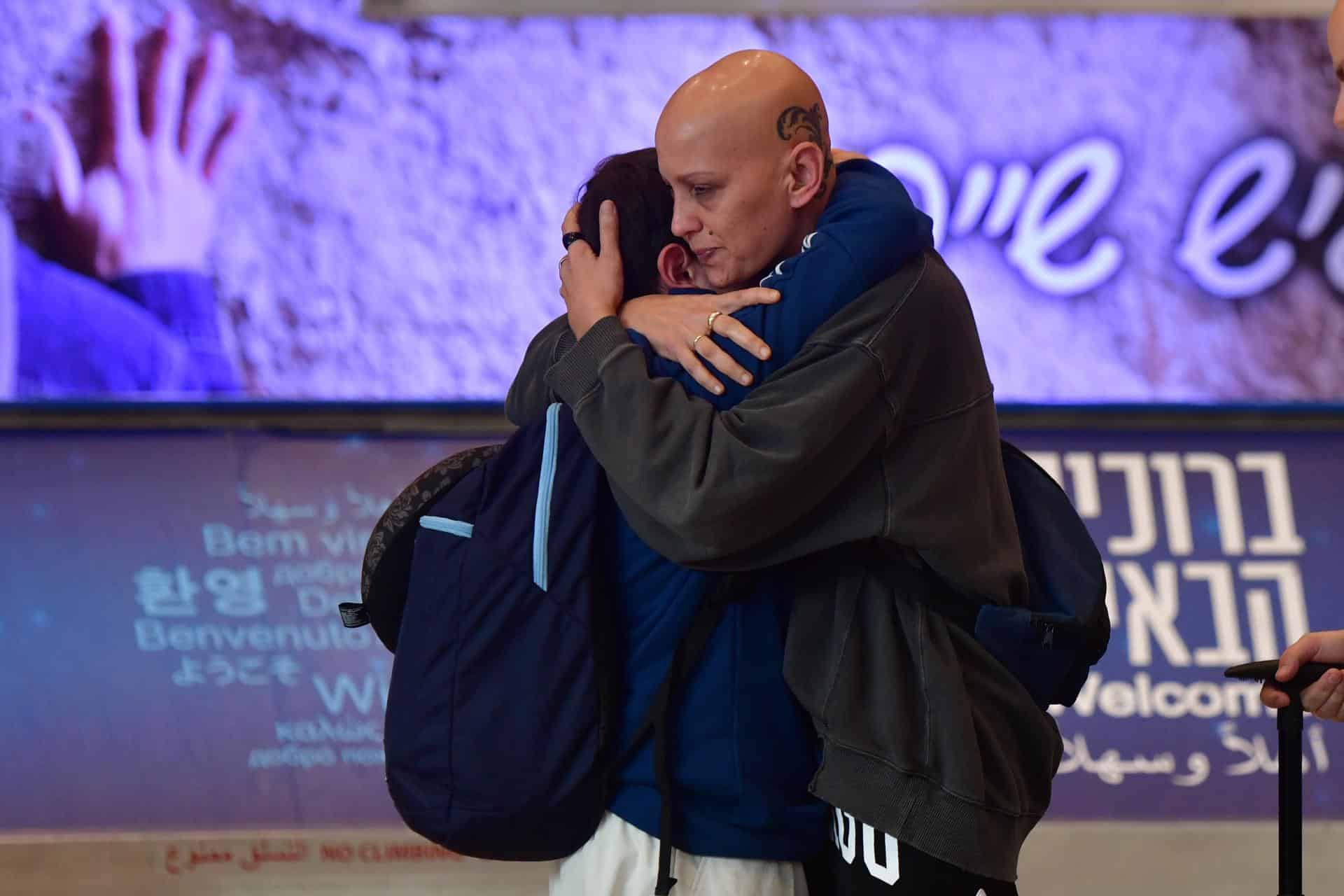 Fotografía de algunos aficionados israelíes del Club de Fútbol Maccabi Tel Aviv llegan de Ámsterdam al aeropuerto Ben Gurion en Tel Aviv, Israel, el 8 de noviembre de 2024. EFE/AVSHALOM SASSONI