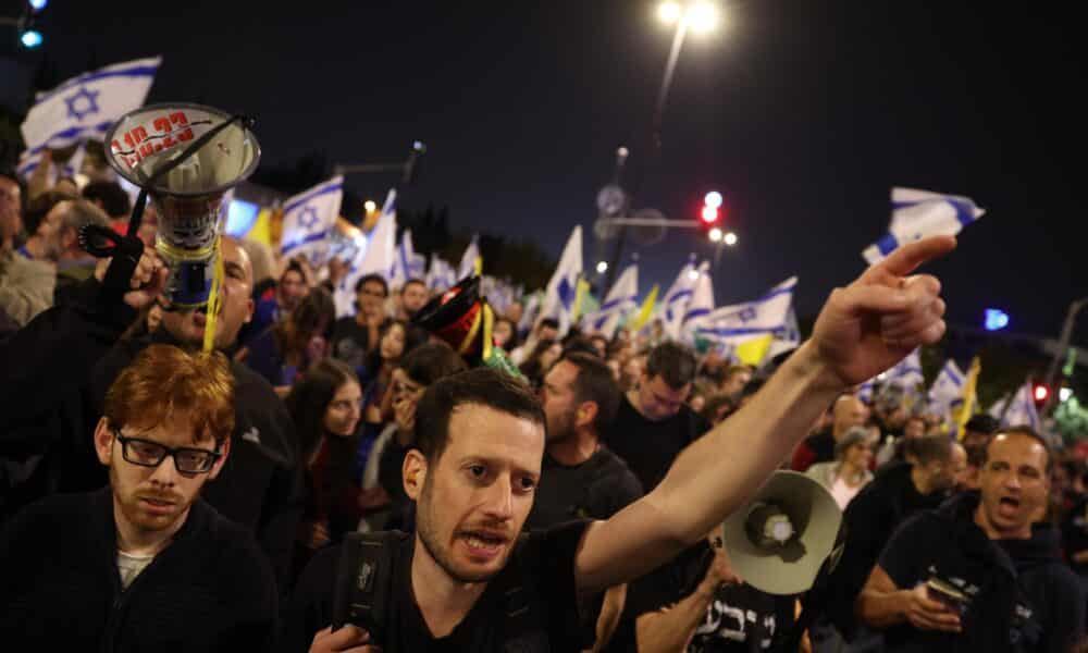 Jerusalén, 06/11/2024.- Manifestación ante el Tribuanl Supremo de Israel al día siguiente de la decisión del primer ministro israelí, Benjamín Netanyahu, de destituir a su ministro de Defensa, Yoav Gallant. EFE/EPA/VASSIL DONEV