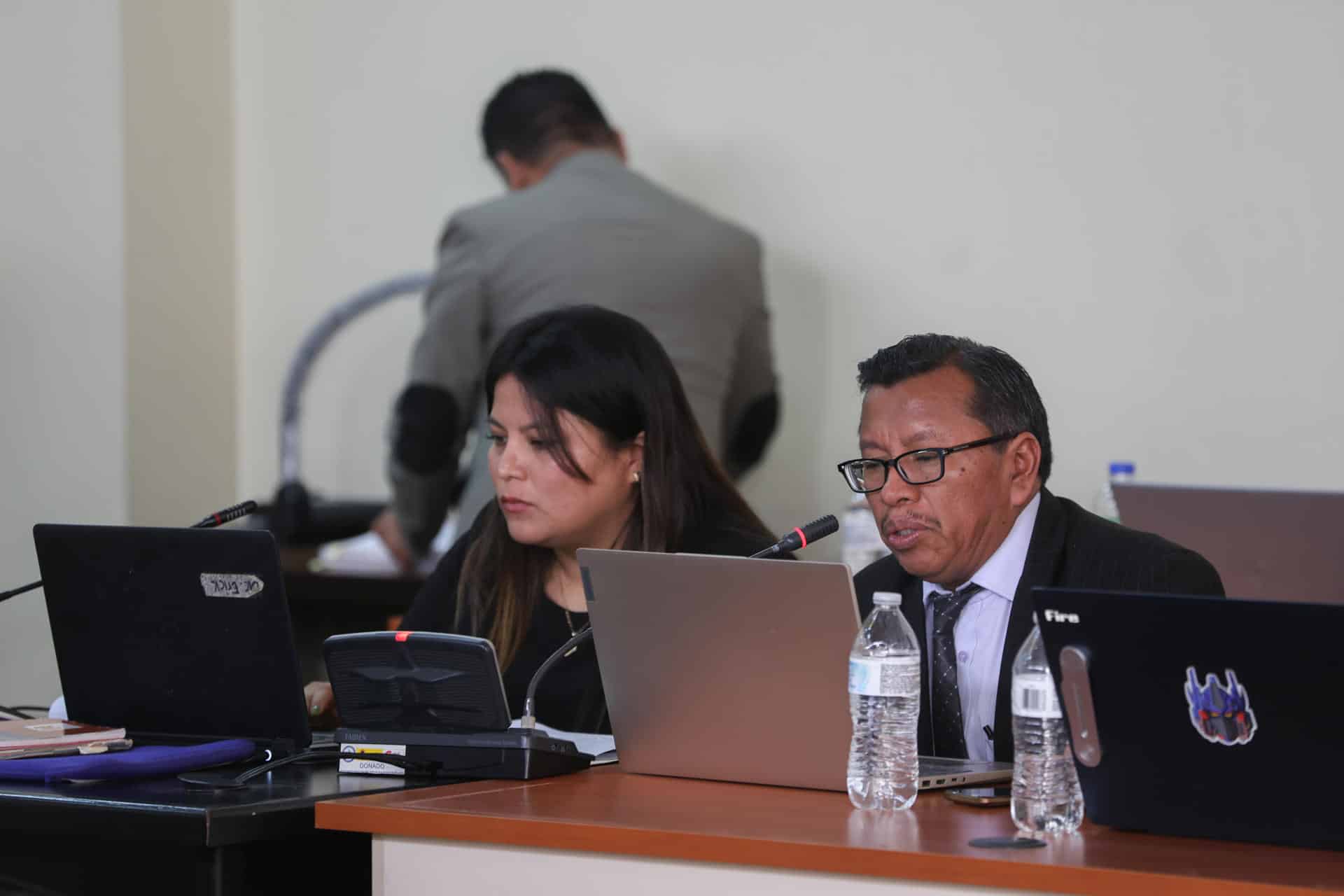 El abogado defensor de las víctimas y querellante adhesivo, Francisco Vivar (d), habla durante el debate oral y público del juicio contra el militar retirado Manuel Benedicto Lucas García, este 4 de noviembre de 2024, en Ciudad de Guatemala (Guatemala). EFE/ Mariano Macz.