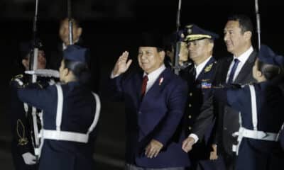 El presidente de Indonesia, Prabowo Subianto, saluda tras su llegada a la Base Aérea del Callao para una visita oficial al país y participar en la cumbre APEC, este miércoles en Lima (Perú). EFE/ Carlos Ortega