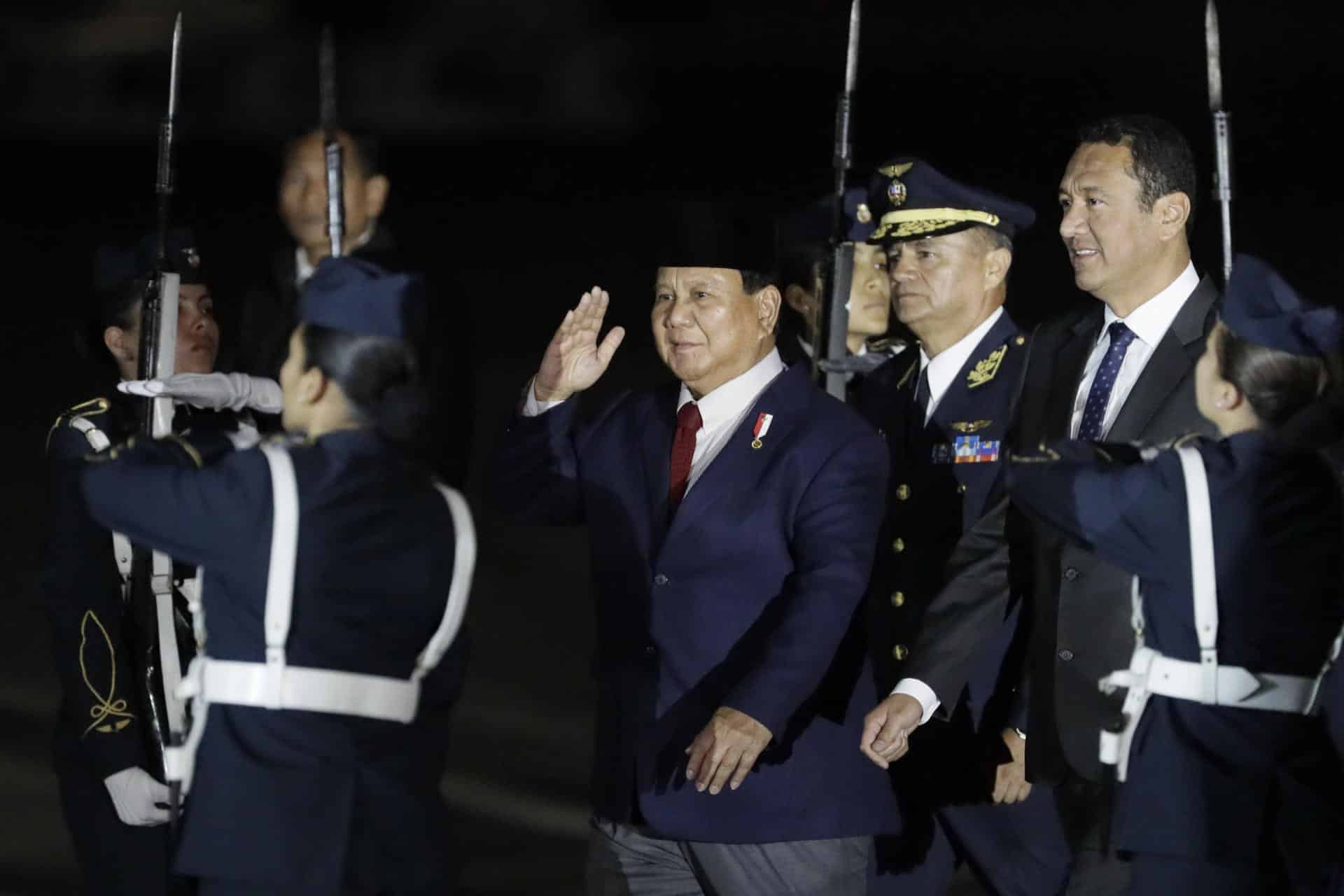 El presidente de Indonesia, Prabowo Subianto, saluda tras su llegada a la Base Aérea del Callao para una visita oficial al país y participar en la cumbre APEC, este miércoles en Lima (Perú). EFE/ Carlos Ortega