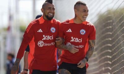 Fotografía cedida este martes por la Federación de Fútbol de Chile (FFCh), de los jugadores Arturo Vidal (i) y Eduardo Vargas. EFE/Federación de Fútbol de Chile