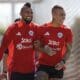 Fotografía cedida este martes por la Federación de Fútbol de Chile (FFCh), de los jugadores Arturo Vidal (i) y Eduardo Vargas. EFE/Federación de Fútbol de Chile