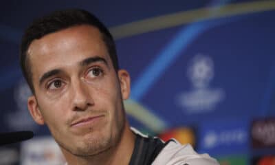 El jugador del Real Madrid Lucas Vázquez durante la rueda de prensa posterior al entrenamiento del equipo en la Ciudad Deportiva de Valdebebas para preparar el partido de la cuarta jornada de la Liga de Campeones que mañana disputarán frente al AC Milan en el estadio Santiago Bernabéu de Madrid. EFE/Sergio Pérez