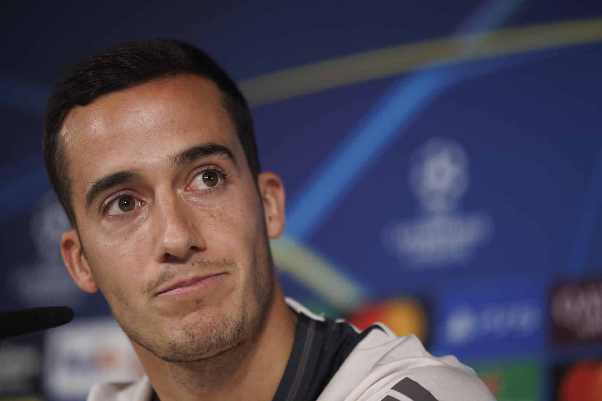 El jugador del Real Madrid Lucas Vázquez durante la rueda de prensa posterior al entrenamiento del equipo en la Ciudad Deportiva de Valdebebas para preparar el partido de la cuarta jornada de la Liga de Campeones que mañana disputarán frente al AC Milan en el estadio Santiago Bernabéu de Madrid. EFE/Sergio Pérez