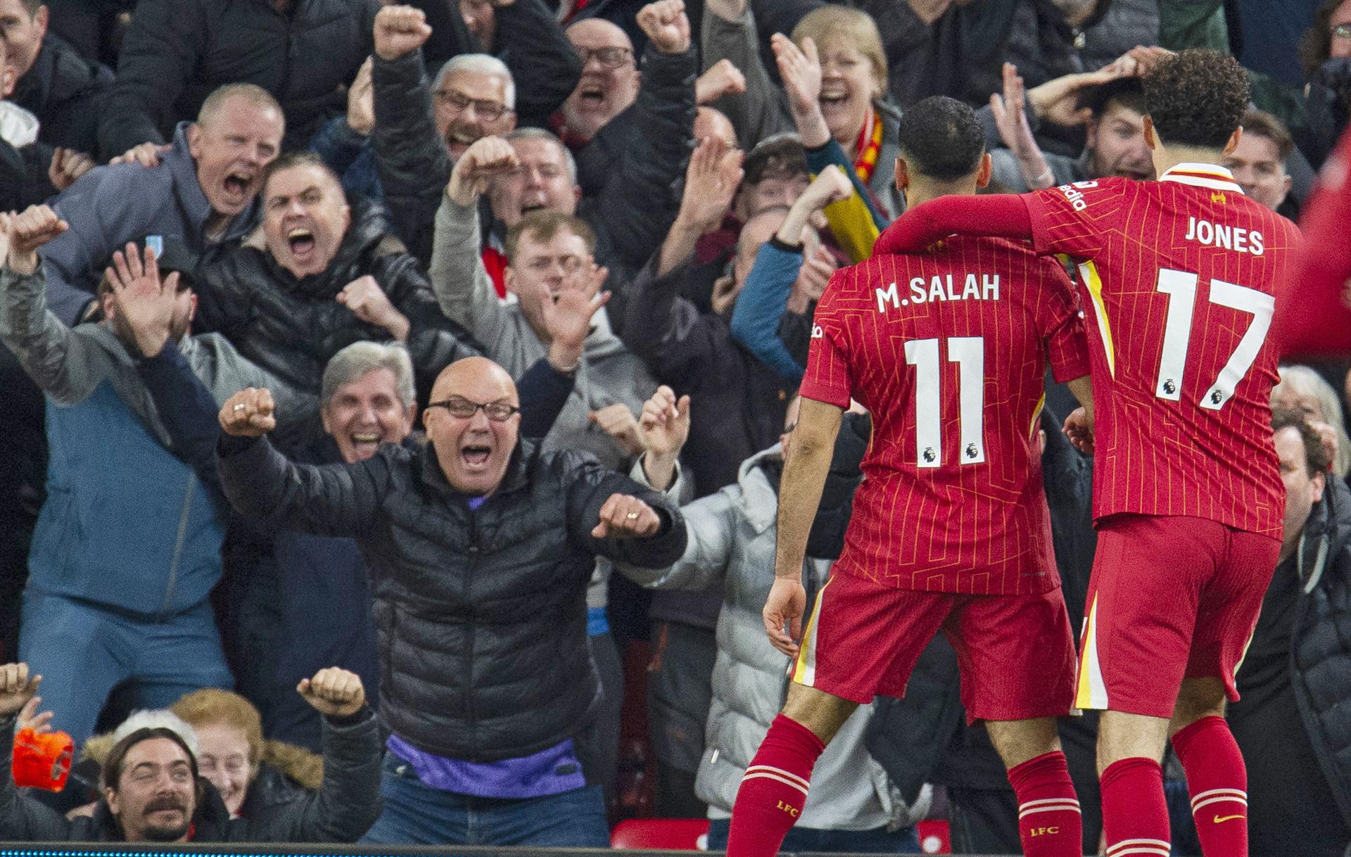 El delantero del Liverpool Mohamed Salah celebra el 2-1 durante el partido de la Premier League que han jugado Liverpool FC y Brighton & Hove Albion, en Liverpool, Reino Unido. EFE/EPA/PETER POWELL