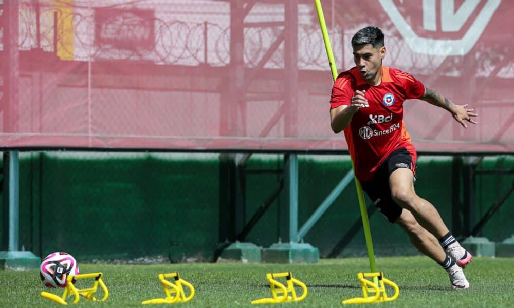 Fotografía cedida por la Federación de Fútbol de Chile (FFCh), del jugador de la selección Felipe Mora durante un entrenamiento en Santiago (Chile). EFE/Federación de Fútbol de Chile