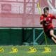 Fotografía cedida por la Federación de Fútbol de Chile (FFCh), del jugador de la selección Felipe Mora durante un entrenamiento en Santiago (Chile). EFE/Federación de Fútbol de Chile