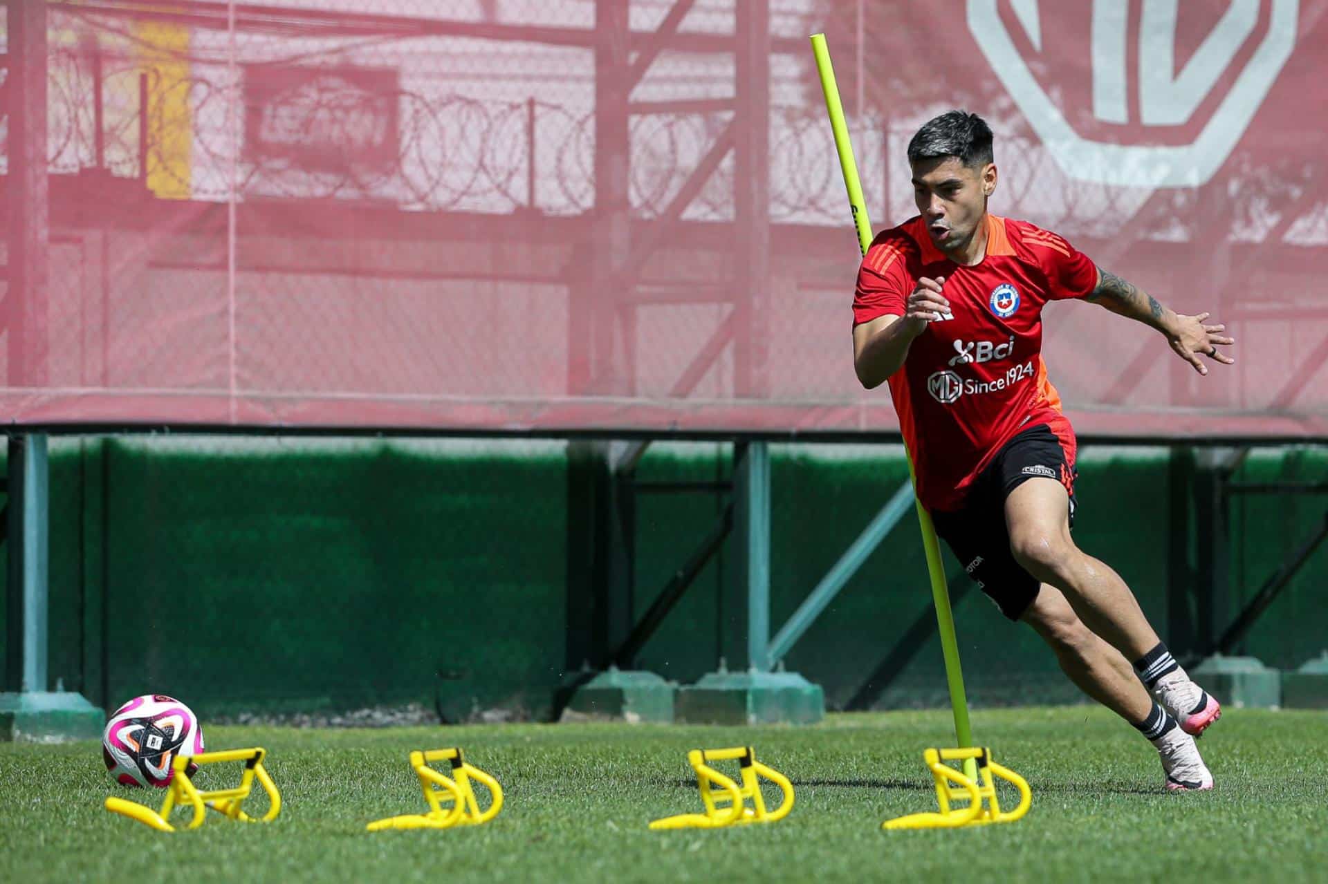 Fotografía cedida por la Federación de Fútbol de Chile (FFCh), del jugador de la selección Felipe Mora durante un entrenamiento en Santiago (Chile). EFE/Federación de Fútbol de Chile